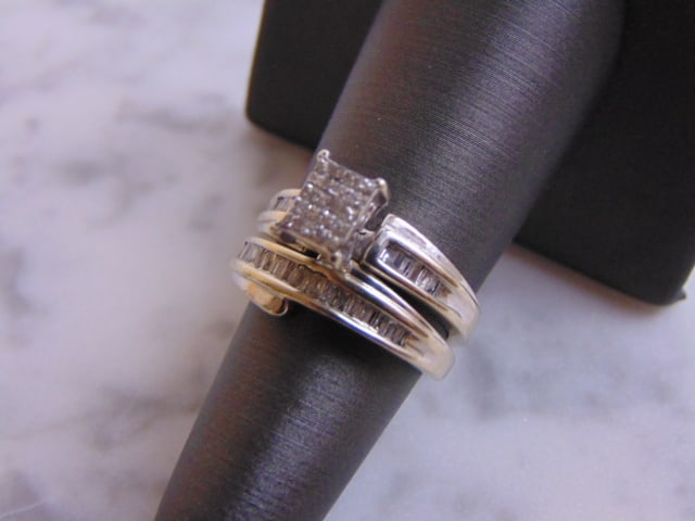 Womens Vintage 14k White Gold Diamond Ring Wedding Set: FOR SALE IS THIS EXQUISITE VINTAGE ESTATE 14K WHITE GOLD DIAMOND RING WEDDING SET. TOGETHER THE RINGS WEIGH 7.1g AND ARE A SIZE 6.5. THE CARAT WEIGHT OF THE DIAMONDS ARE ABOUT .90cts. ANY OTHER QUESTI