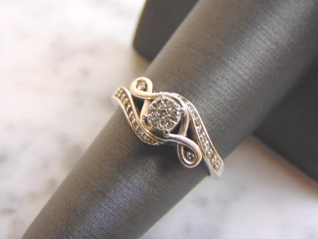 Womens Vintage Estate 10K White Gold Ring Diamond Ring: A WOMEN'S VINTAGE ESTATE 10K WHITE GOLD DIAMOND RING WITH ABOUT .41cts OF DIAMONDS. THE RING IS A SIZE 7.0, AND WEIGHS 3.4g. THIS IS A BEAUTIFUL GIFT FOR THAT SOMEONE SPECIAL. ANY OTHER QUESTIONS, PLE