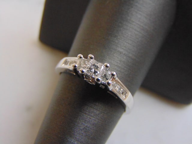 Womens Vintage 14K White Gold Diamond Anniversary Ring: FOR SALE IS THIS VINTAGE ESTATE 14K GOLD DIAMOND ANNIVERSARY RING. THE RING IS A SIZE 7.75 AND WEIGHS 3.6g. THERE ARE ABOUT .70cts WORTH OF DIAMONDS. NOT SURE WHAT GRADE THE DIAMONDS ARE BUT THEY DO H