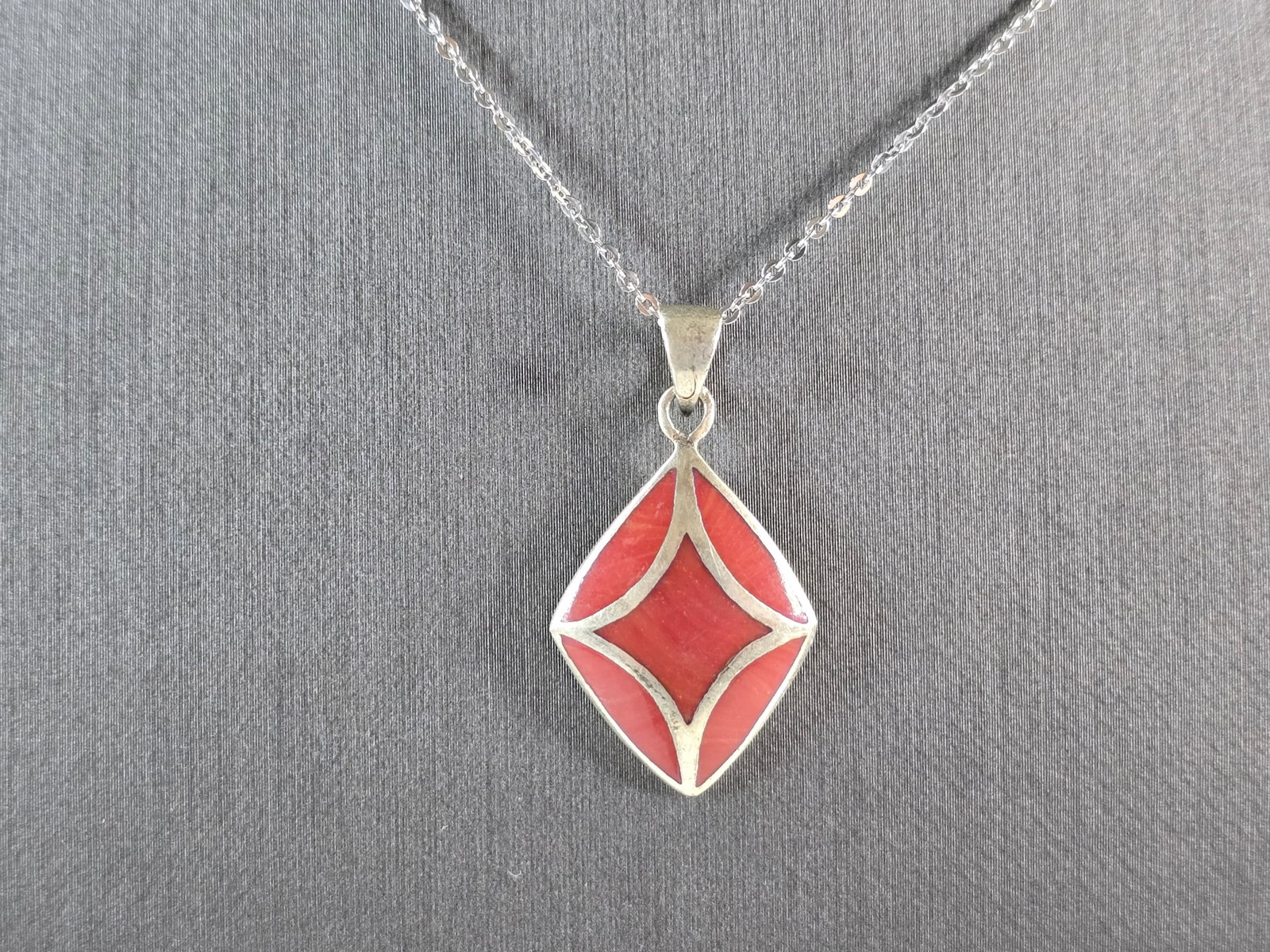 Womens Estate Sterling Silver Enamel Modernist Pendant Necklace: A WOMENS VINTAGE ESTATE STERLING SILVER ENAMELED PENDANT WITH NECKLACE. PENDANT WITH NECKLACE WEIGHS 5.4g. PENDANT MEASURES 1 1/4" LONG BY 3/4" WIDE. THE NECKLACE MEASURES 17 3/4" LONG. MAKES A GREAT 