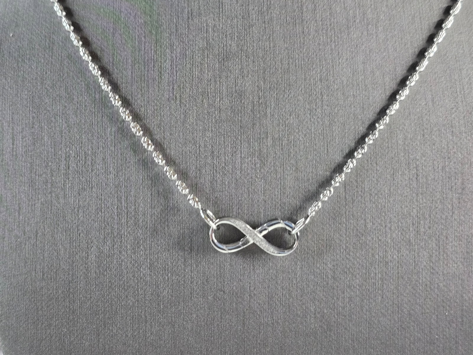 Womens Sterling Silver Hercules Knot Necklace: A WOMENS STERLING SILVER HERCULES KNOT NECKLACE. THE TOTAL WEIGHT IS 7.3g. THE NECKLACE MEASURES 20" LONG. THE PENDANT MEASURES 7/8" LONG BY 5/16" WIDE. MAKES A GREAT GIFT FOR THAT SPECIAL SOMEONE. AN