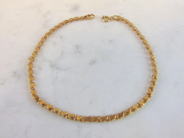 Womens Vintage Estate 14K Yellow Gold Heart Bracelet: A WOMEN'S VINTAGE ESTATE 14K YELLOW GOLD HEART BRACELET. THE BRACELET MEASURES 9" LONG BY ABOUT 1/8" WIDE, AND WEIGHS 3.6g. BRACELET IS MARKED NEAR THE CLASP. WOULD MAKE A LOVELY GIFT AND IS A GREAT V