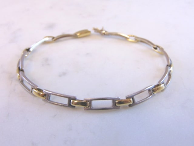 Vintage Estate 14K White & Yellow Gold Link Bracelet: A WOMENS OR MENS VINTAGE ESTATE 14K WHITE & YELLOW GOLD LINK BRACELET. THE BRACELET WEIGHS 12.5g AND MEASURES 8" LONG BY 1/4" WIDE. BRACELET IS MARKED ON THE CLASP. MAKES A GREAT GIFT FOR THAT SOMEONE