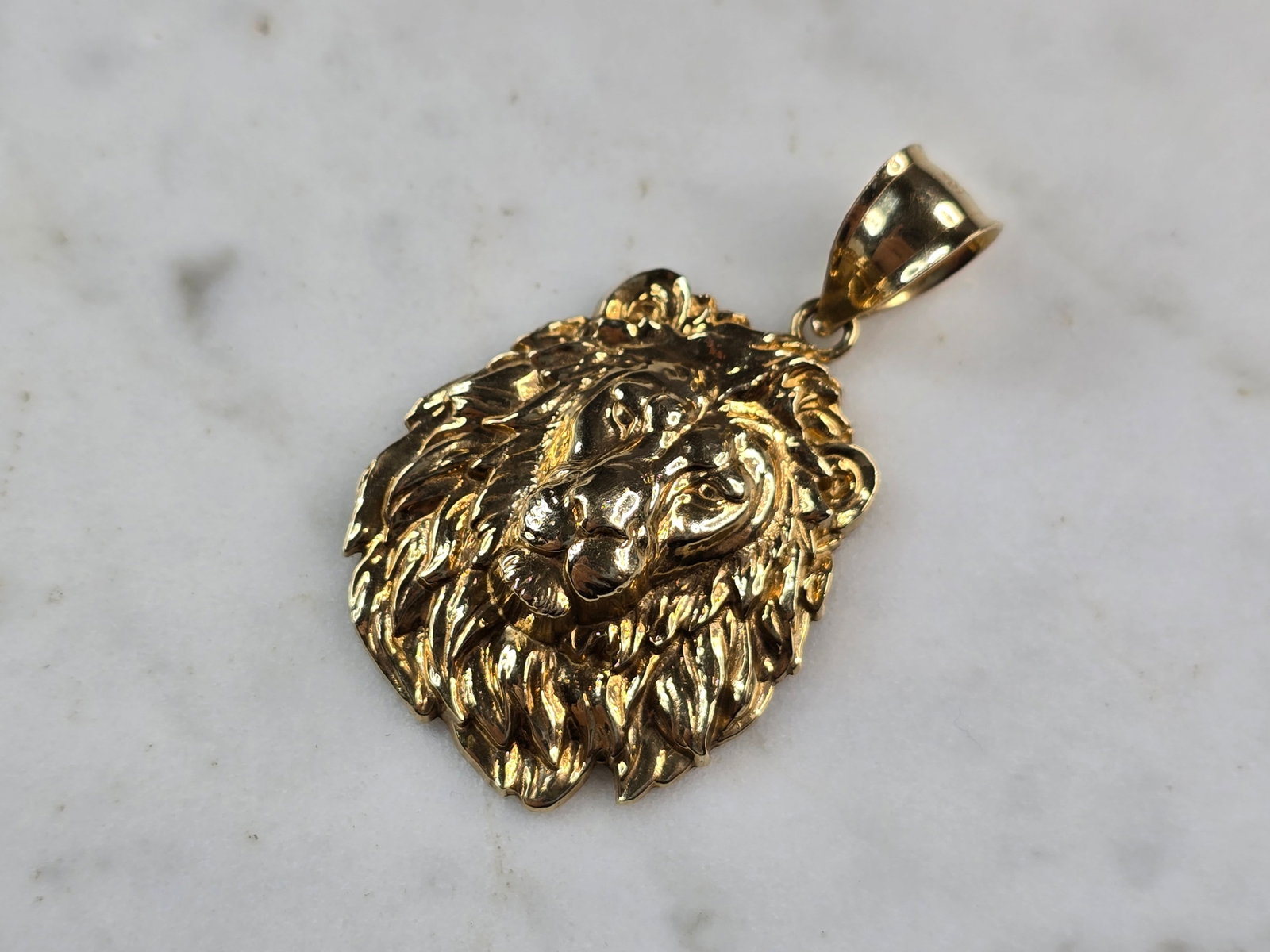 Mens Vintage Estate 10K Yellow Gold Lion Pendant: A MENS VINTAGE ESTATE 10K YELLOW GOLD LIONS HEAD PENDANT. THE PENDANT WEIGHS 4.3g AND MEASURES 1 5/8" LONG BY 1" WIDE. PENDANT IS MARKED. MAKES A GREAT GIFT FOR THAT SOMEONE SPECIAL. ANY QUESTIONS, PL