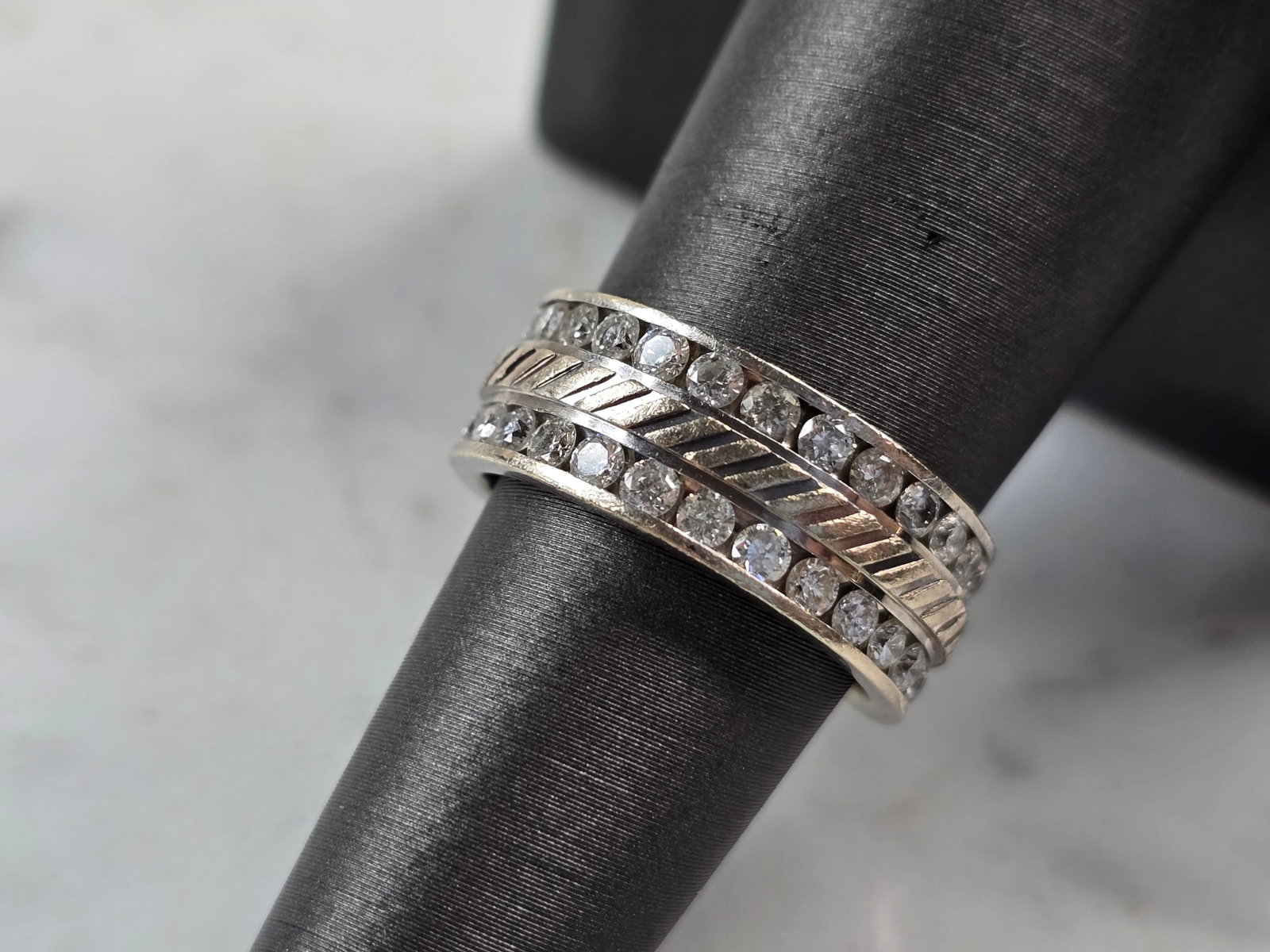 Womens Vintage Estate 14K White Gold Diamond Ring: A WOMENS VINTAGE ESTATE 14K WHITE GOLD DIAMOND RING. THE TOTAL WEIGHT IS 7.3g. THE RING IS A SIZE 6.25. THERE ARE ABOUT 0.78cts OF DIAMONDS IN THE RING. THE WIDTH OF THE RING IS 5/16". MAKES A GREAT G