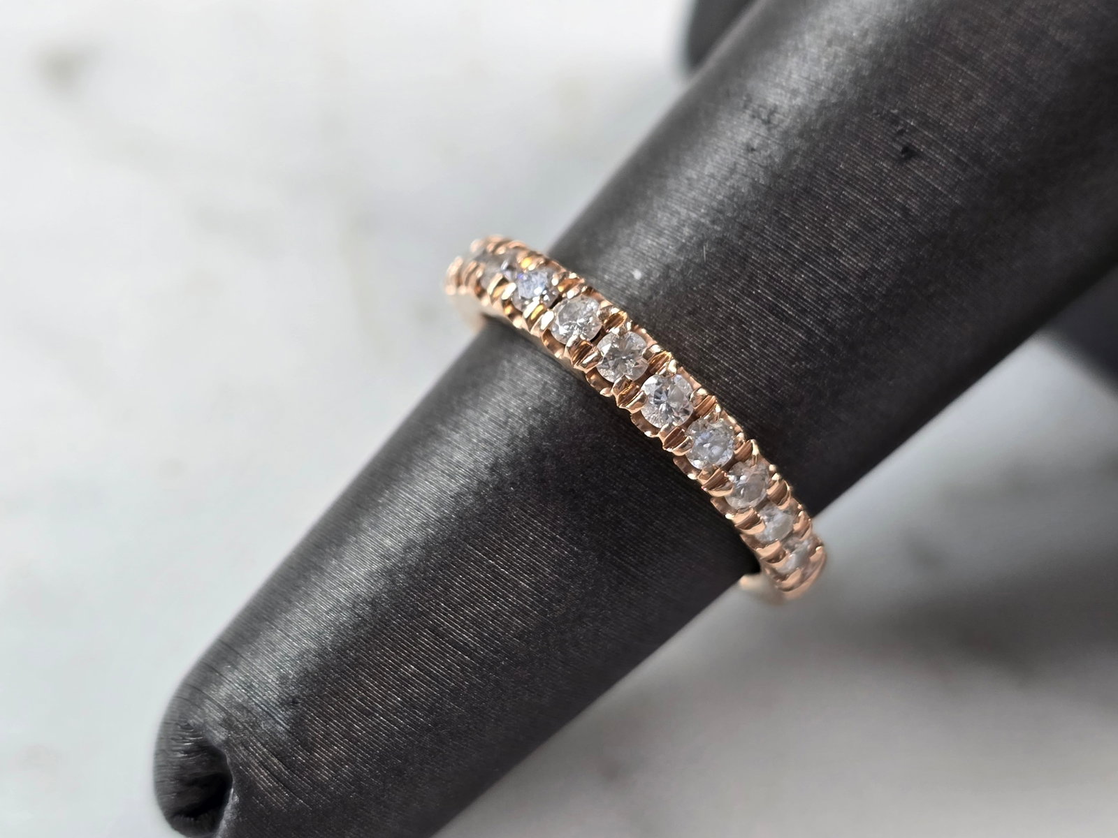 Womens Vintage Estate 14k Rose Gold Diamond Ring: A WOMENS VINTAGE ESTATE 14K ROSE GOLD DIAMOND RING. RING WEIGHS 3.0g, AND IS A SIZE 5.25, AND THE WIDTH IS 1/8". THERE ARE ABOUT 0.70cts OF DIAMONDS IN THIS RING. RING IS STAMPED 14K. ANY QUESTIONS PL