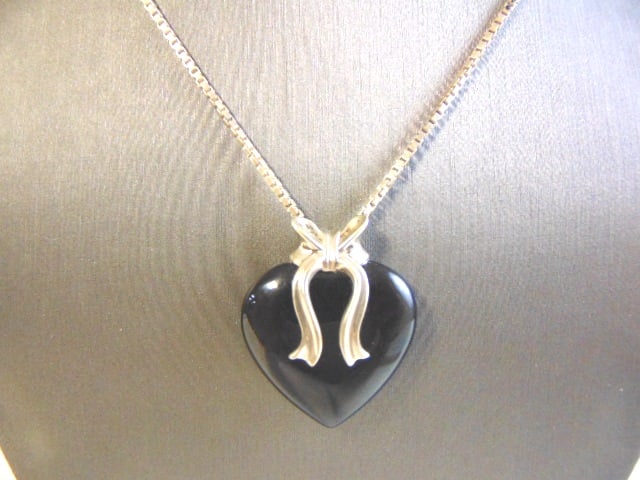 Womens Vintage Estate Sterling Silver Necklace w/ Onyx: A WOMENS VINTAGE ESTATE .925 STERLING SILVER NECKLACE WITH WHAT APPEARS TO BE AN ONYX HEART SHAPED PENDANT. TOGETHER THEY WEIGH 26.1g. THE NECKLACE MEASURES 30 UNCLASPED".THE PENDANT MEASURES 1 3/8" L