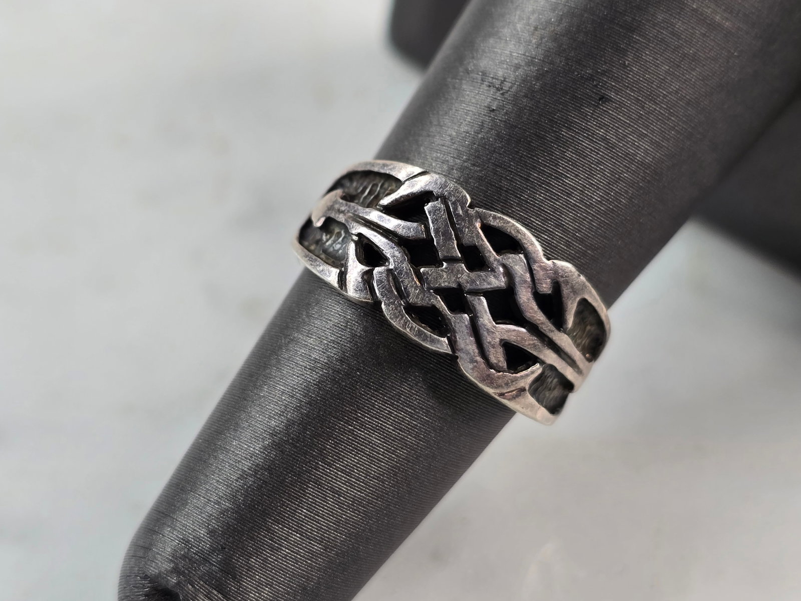 Womens Vintage Estate Sterling Silver Celtic Eternity Knot Ring: A WOMENS VINTAGE ESTATE STERLING SILVER MODERNIST ETERNITY KNOT RING. RING WEIGHS 3.9g, AND IS A SIZE 5.75. THE WIDTH OF THE RING IS 3/8". THIS WOULD MAKE A NICE GIFT FOR THAT SOMEONE SPECIAL. ANY QUE