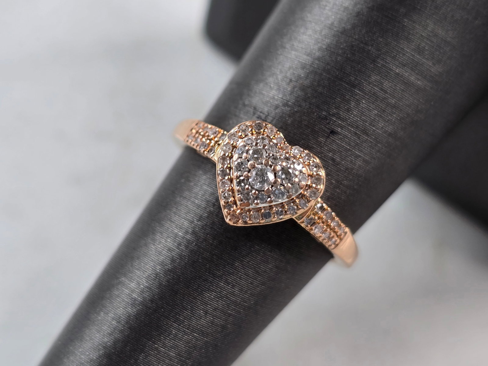 Womens Vintage Estate 10K Rose Gold Diamond Heart Ring: A WOMENS VINTAGE ESTATE 10K ROSE GOLD DIAMOND HEART RING. THE RING WEIGHS 2.4g, AND IS A SIZE 7.0. THE WIDTH OF THE RING IS 3/8". THERE ARE ABOUT 56 SMALL DIAMONDS IN THIS RING. ANY QUESTIONS, PLEASE 