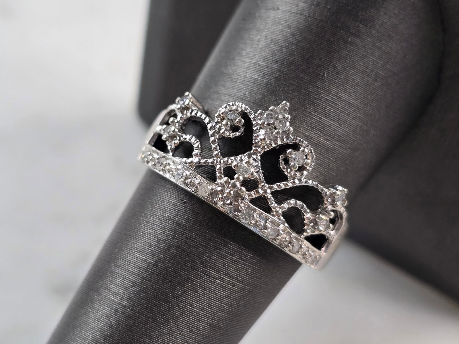 Womens Vintage Estate 10K White Gold Diamond Tiara Ring: A WOMENS VINTAGE ESTATE 10K WHITE GOLD DIAMOND TIARA RING. THE RING WEIGHS 3.2g, AND IS A SIZE 9.0. THE WIDTH OF THE RING IS 1/2". THERE ARE 18 TINY DIAMONDS IN THIS RING. ANY QUESTIONS PLEASE DO NOT 