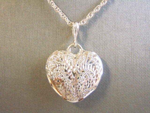 Womens Vintage Estate Sterling Silver Necklace W/ Heart Pendant: THIS ITEM IS A LOVELY, WOMEN'S VINTAGE STERLING SILVER HEART PENDANT NECKLACE. THE NECKLACE WEIGHS 13g. THE CHAIN OF THE NECKLACE MEASURES 22 3/8" IN LENGTH. THE PENDANT OF THE NECKLACE MEASURES 1 1/2