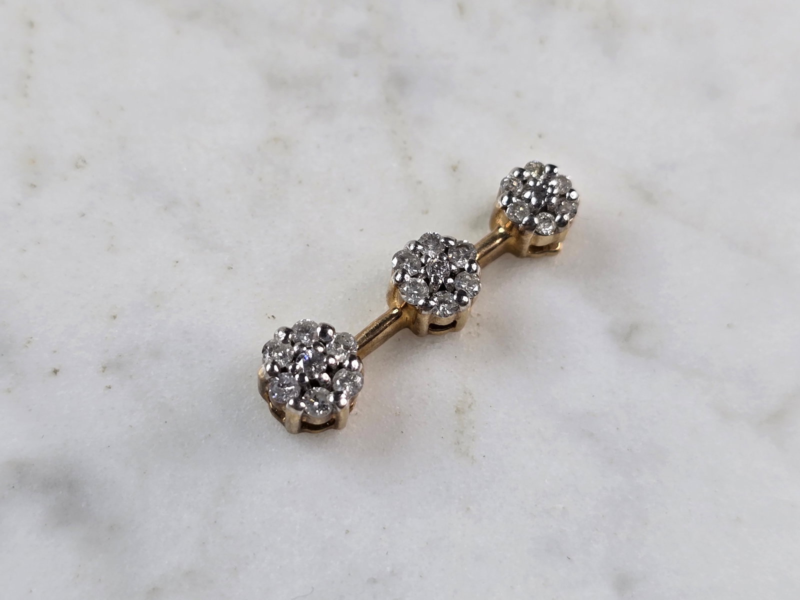Womens Vintage Estate 10K Yellow Gold Diamond Pendant: A WOMENS VINTAGE ESTATE 10K YELLOW GOLD DIAMOND PENDANT. PENDANT WEIGHS 2.2g, AND MEASURES 7/8" BY 1/4". PENDANT HAS 21 SMALL DIAMONDS. WOULD MAKE A LOVELY GIFT FOR THAT SOMEONE SPECIAL. ANY QUESTIONS