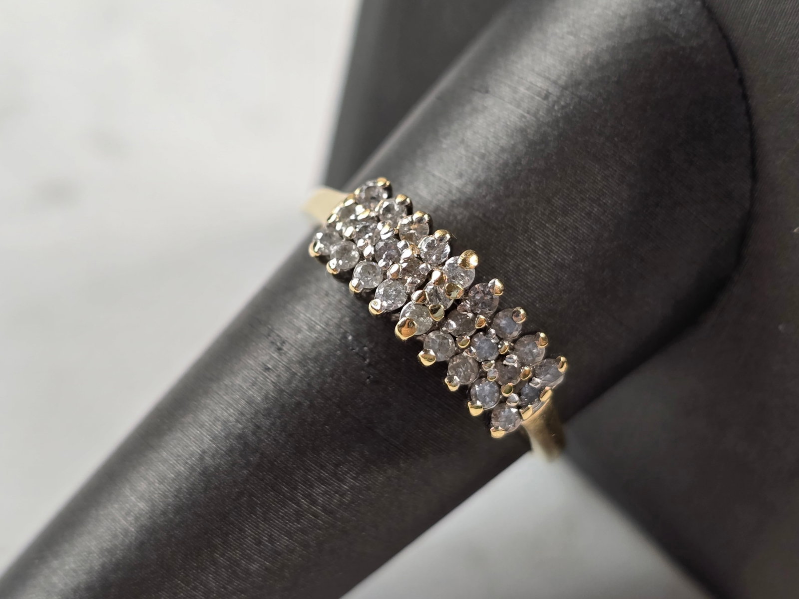 Womens Vintage Estate 14K Yellow Gold Diamond Cluster Ring: A WOMENS VINTAGE ESTATE 14K YELLOW GOLD DIAMOND CLUSTER RING. THE RING WEIGHS 3.3g, AND IS A SIZE 10.0. THERE ARE ABOUT 27 SMALL DIAMONDS, TOTALING ABOUT 0.50cts. THE WIDTH OF THE RING IS 1/4". ANY QU
