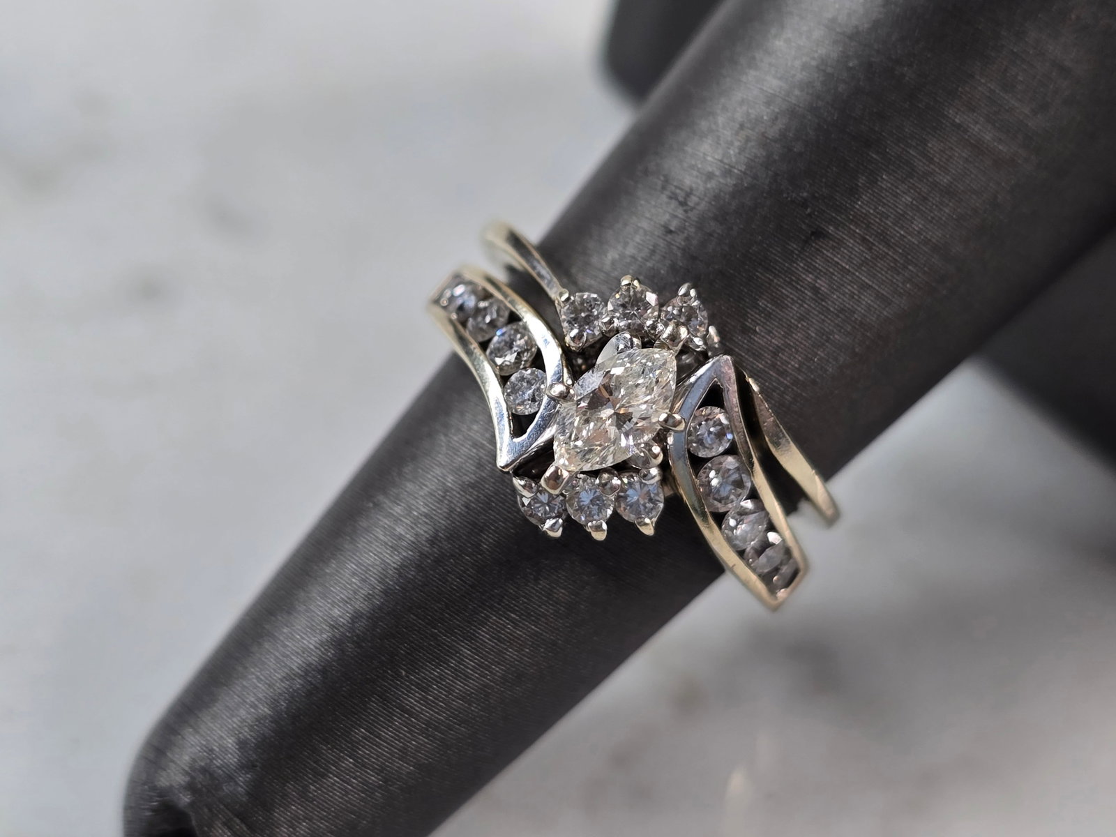 Womens Vintage Estate 14K White Gold Diamond Engagement Ring Set: A WOMENS VINTAGE ESTATE 14K WHITE GOLD DIAMOND ENGAGEMENT RING SET. THE RING IS A SIZE 6.25, AND WEIGHS 6.5g. THE CENTER DIAMOND IS ABOUT 0.40cts, WITH ABOUT 0.68cts OF DIAMONDS. THE WIDTH OF THE TWO 