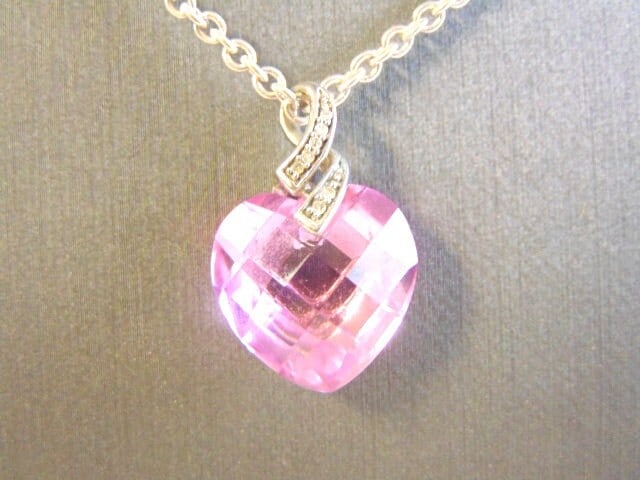 Womens Vintage Estate Sterling Silver Rose Quartz Heart Pendant Necklace: A LOVELY WOMENS VINTAGE ESTATE STERLING SILVER NECKLACE WITH WHAT APPEARS TO BE A HEART SHAPED ROSE QUARTZ PENDANT. THE NECKLACE MEASURES 18 3/8" LONG AND THE PENDANT MEASURES 7/8" LONG BY 1/2" WIDE. 