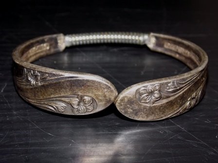 VINTAGE ANTIQUE VICTORIAN DEEP SILVER FLATWARE BRACELET: FOR SALE IS THIS BEAUTIFUL ANTIQUE VICTORIAN STYLE FLATWARE HANDLE BRACELET. BRACELET MEASURES 2 3/4" BY 2 1/4" AND IS STAMPED DEEPSILVER. NOT SURE WHO THE MAKER IS. STILL A BEAUTIFUL COLLECTIBLE PIEC