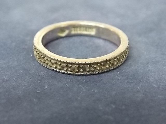 VINTAGE WOMENS STERLING SILVER ESTATE RING 2.7g: A VINTAGE STERLING SILVER WOMENS RING WITH DIAMOND LIKE CHIPS. THE RING WEIGHS 1.74dwt OR 2.7g. THE SIZE OF THE RING IS 6.75. SHIPPING AND HANDLING $4.00 WITHIN THE CONTINENTAL U.S. ALL OTHER STATES A
