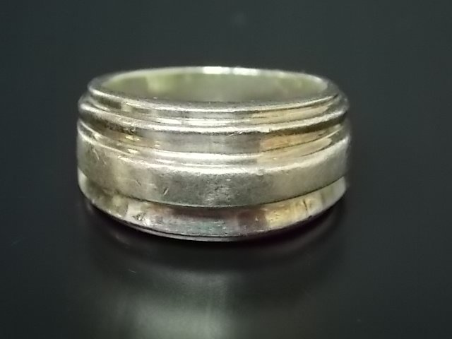 .925 STERLING SILVER "ROBERT LEE MORRIS RING" 6.58g: THIS ITEM IS A VINTAGE ESTATE STERLING SILVER RING DESIGNED BY ROBERT LEE MORRIS AND MARKED RLM. RING SIZE IS 6.75, AND WEIGHS 6.58g. THIS WOULD MAKE A NICE GIFT FOR THAT SOMEONE SPECIAL. SHIPPING AND