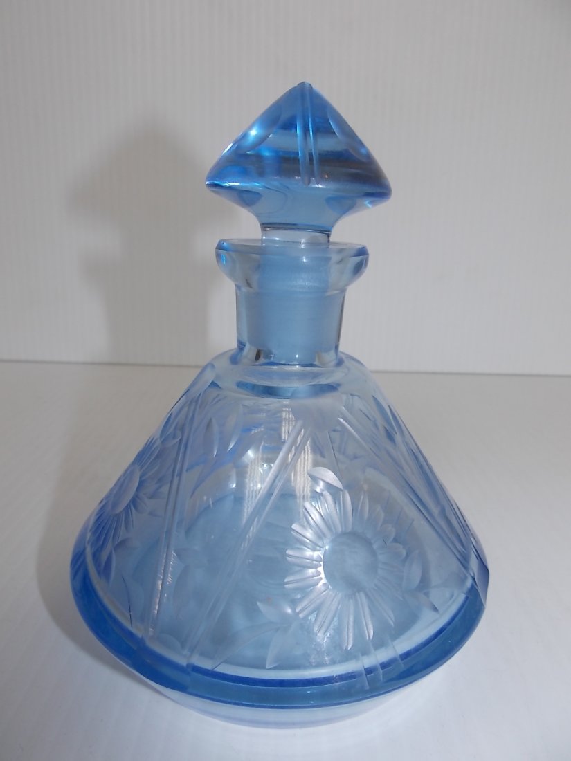 ANTIQUE BLUE ETCHED GLASS PERFUME BOTTLE & VANITY JAR: A DECORATIVE BLUE ETCHED GLASS PERFUME BOTTLE AND VANITY JAR. THE PERFUME BOTTLE MEASURES 5" TALL BY 4 1/2" WIDE. THE VANITY JAR MEASURES 2" TALL BY 4 1/2" WIDE. BOTH PIECES ARE IN GREAT SHAPE JUST TH