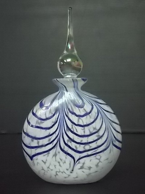 DECORATIVE BLUE & WHITE GLASS ETCHED PERFUME BOTTLE: A NICE DECORATIVE BLUE & WHITE ETCHED PERFUME BOTTLE THAT MEASURES 7 1/4" TALL BY 4 1/4" BY 1 3/4". SHIPPING IS $20 WITHIN THE CONTINENTAL US. ALL OTHER STATES AND COUNTRIES PLEASE CONTACT FOR SHIPPIN