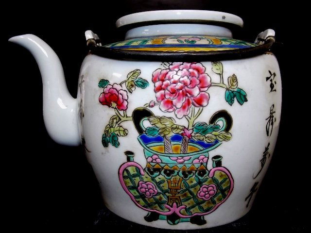 COLLECTIBLE CHINESE PORCELAIN TEAPOT (1 of 8)
