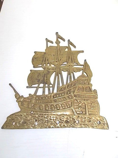 VINTAGE ANTIQUE ? BRASS WALL PLAQUE OF SHIP BOAT (1 of 2)
