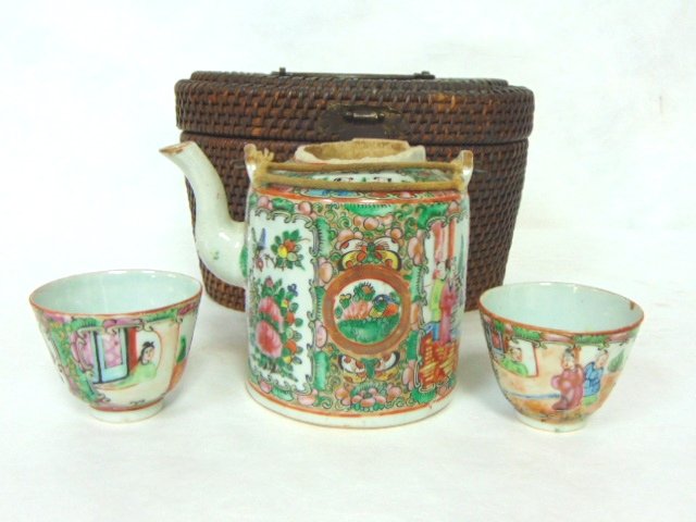 ANTIQUE CHINESE EXPORT ROSE MEDALLION TEAPOT W/ BASKET (1 of 7)