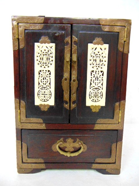 VINTAGE CHINESE ROSEWOOD JEWELRY BOX W/ INLAID BONE: A BEAUTIFUL VINTAGE CHINESE ROSEWOOD JEWELRY BOX WITH HAND CARVED INLAID BONE. THE BOX MEASURES 10" TALL BY 7" LONG BY 5" WIDE. SHIPPING AND HANDLING IS $25 WITHIN THE CONTINENTAL U.S., ALL OTHER STAT