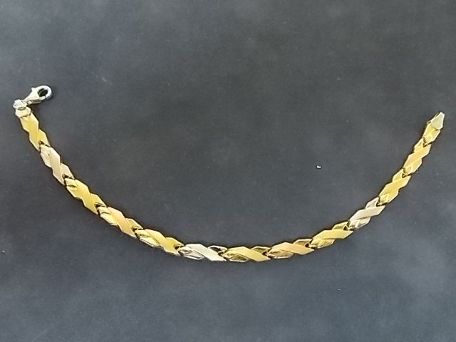 Vintage Estate .925 Sterling Silver Leaf Style Bracelet: FOR SALE IS THIS LOVELY VINTAGE ESTATE .925 STERLING SILVER WOMEN'S GOLD TONE LEAF STYLE BRACELET WITH 1/10 10K GOLD. THE BRACELET MEASURES 7 3/4" LONG WITH THE CLASP AND WEIGHS 3.87 g. BRACELET IS MA