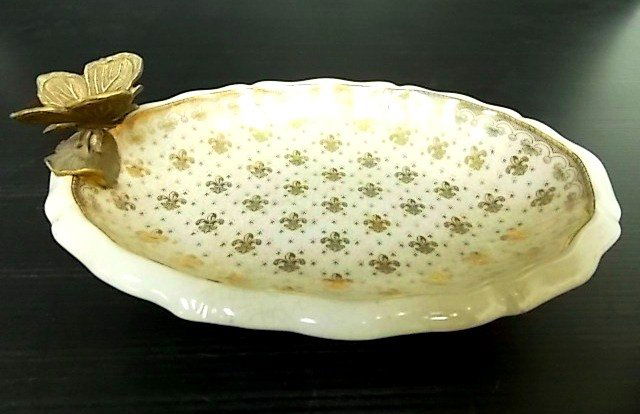 VICTORIAN FRENCH FLEUR DE LIS PORCELAIN SOAP DISH (1 of 4)