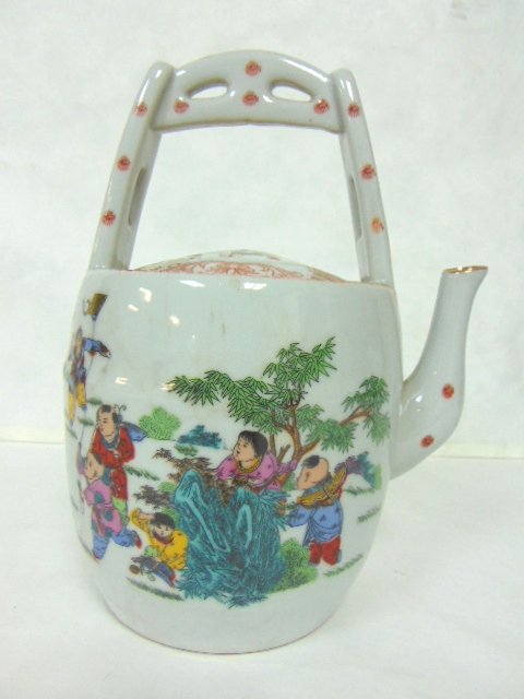 COLLECTIBLE CHINESE PORCELAIN TEAPOT (1 of 6)