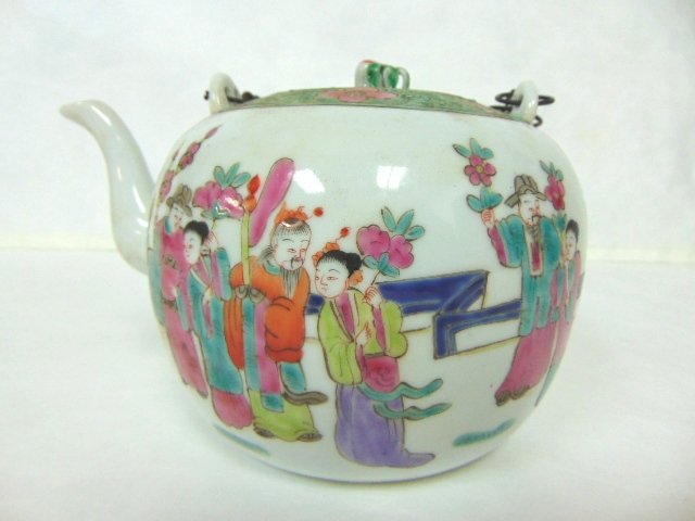 COLLECTIBLE CHINESE HAND PAINTED PORCELAIN TEAPOT (1 of 6)