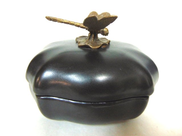 VICTORIAN ART NOUVEAU PORCELAIN & BRONZE DRAGONFLY BOX: A DECORATIVE VICTORIAN OR ART NOUVEAU STYLE PORCELAIN VANITY BOX WITH A BRONZE DRAGONFLY. THE BOX MEASURES ABOUT 4 1/4" TALL BY 5" LONG BY 4 1/4" WIDE. SHIPPING AND HANDLING IS $45 WITHIN THE CONTINEN