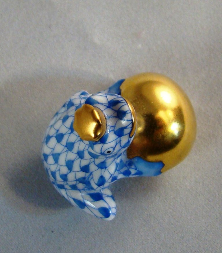 Herend, Frog with crown, blue fishnet (1 of 6)