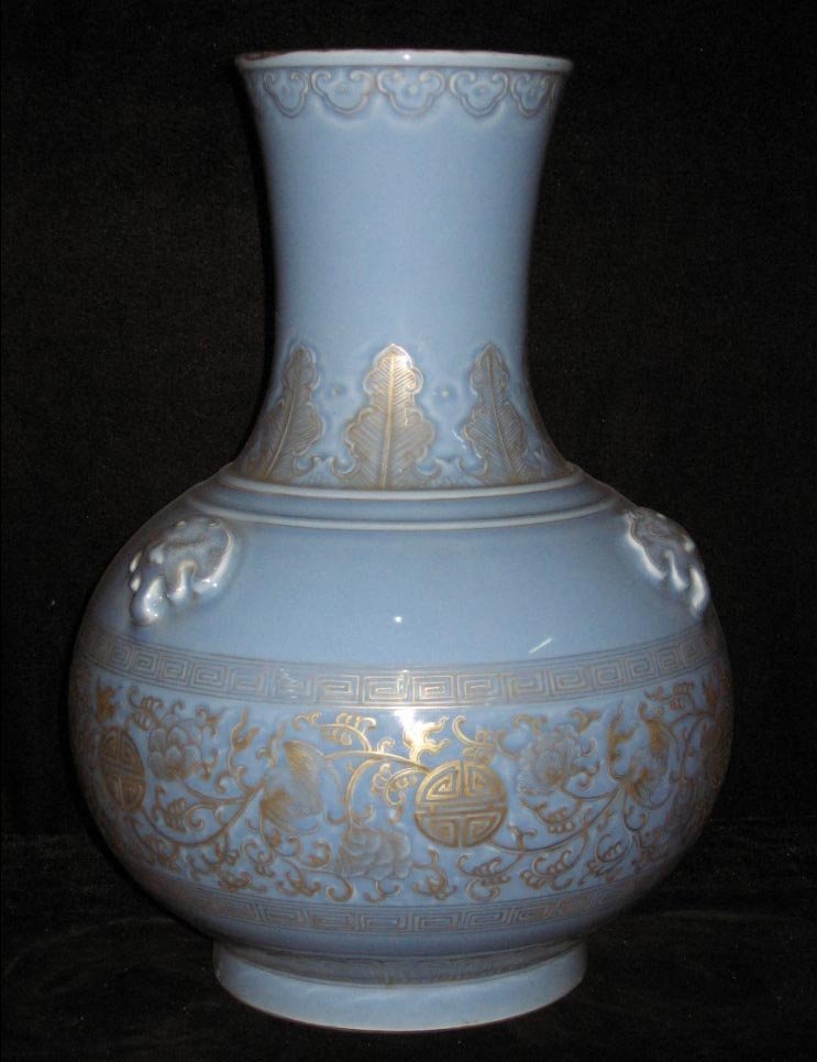 Chinese mirror blue glaze porcelain vase: Chinese mirror blue glaze porcelain vase, Qing Qian Long period (1735~1795), decorated with craved flowers in gold tracery, height: 19".