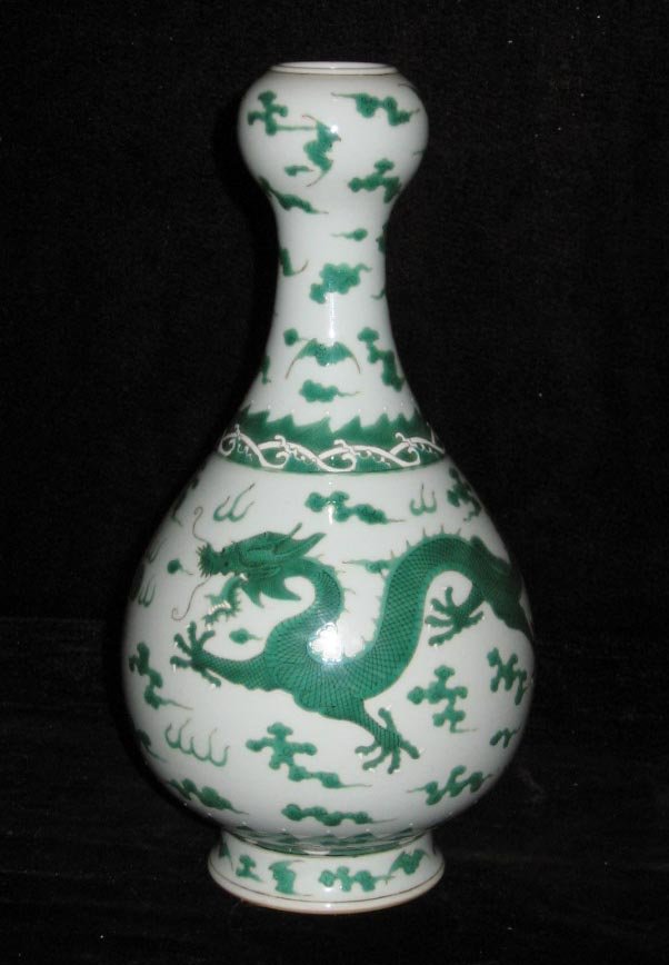 Chinese famille verte porcelain dragon vase: Chinese famille verte dragon vase, Qing Qian Long period (1735~1795), decorated with a dragon ang clouds in a green colour, height: 11 4/9".