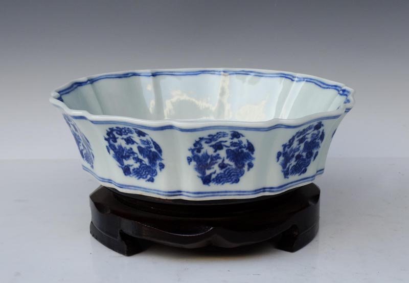 A Fine Chinese Ming Blue and White Porcelain Washer: A Fine Chinese Ming Dynasty Blue and White Porcelain Washer with a Xunde Mark, Decorated a Painting of 24 Phoenixs and Clouds, Size: H*D 4.5*18.5cm