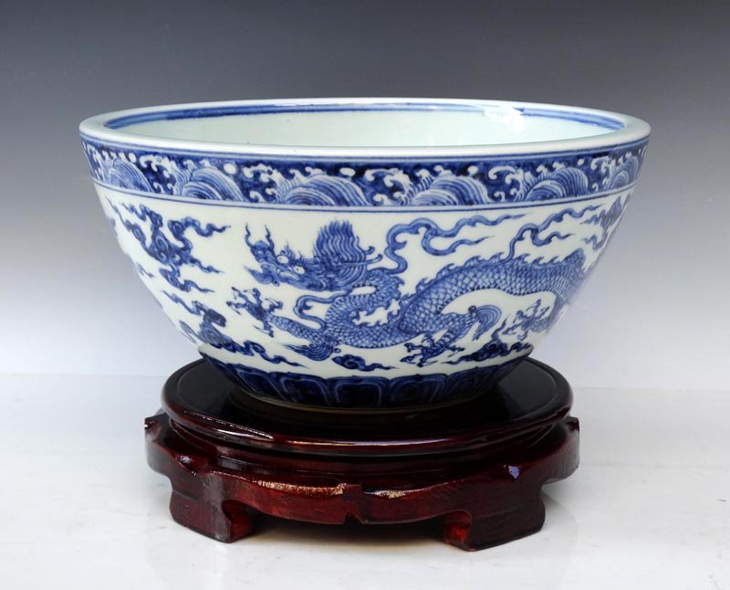 A Large Fine Chinese Ming Blue and White Porcelain Bowl: A Large Fine Chinese Ming Dynasty Blue and White Dragon Porcelain Bowl with a Xunde Mark, Decorated with a Painting Of Dragons and Clouds, Size: H*D 12.5*26cm