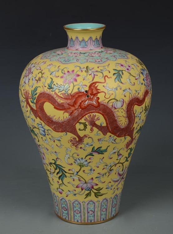 Qing Dynasty Chinese Famille Rose Porcelain Vase: Yellow Ground Qing Dynasty Chinese Famille Rose Porcelain Vase With Qian Long Mark, height: 35cm