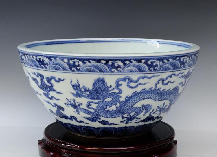 A Large Fine Chinese Ming Blue and White Porcelain Bowl: A Large Fine Chinese Ming Dynasty Blue and White Dragon Porcelain Bowl with a Xunde Mark, Decorated with a Painting Of Dragons and Clouds, Size: H*D 12.5*26cm