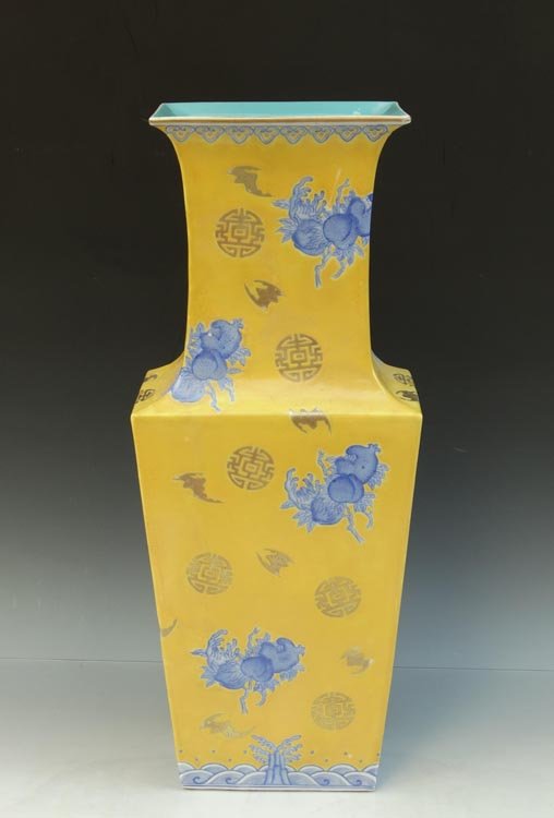 A Chinese Qing Yellow Ground Bats and Peaches Porcela: A Chinese Qing Yellow Ground Bats and Peaches Porcelain Vase with Guanxu Mark, Size: 44.5*17*10.5cm