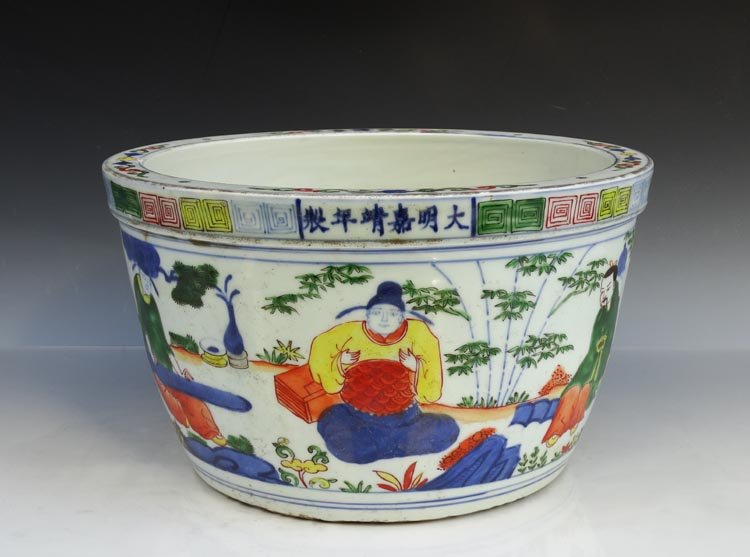 A Chinese Ming B/W and Dou Cai Porcelain Pot: A Chinese Ming B/W and Dou Cai Porcelain Pot with Jiajin Mark, Size: H*D 27.5*16cm