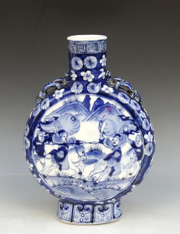 A Chinese Qing Blue and White Warrors Porcelain Vase: A Chinese Qing Blue and White Warrors Porcelain Vase with Kangxi Mark, Size: 23.5*17*6.5cm