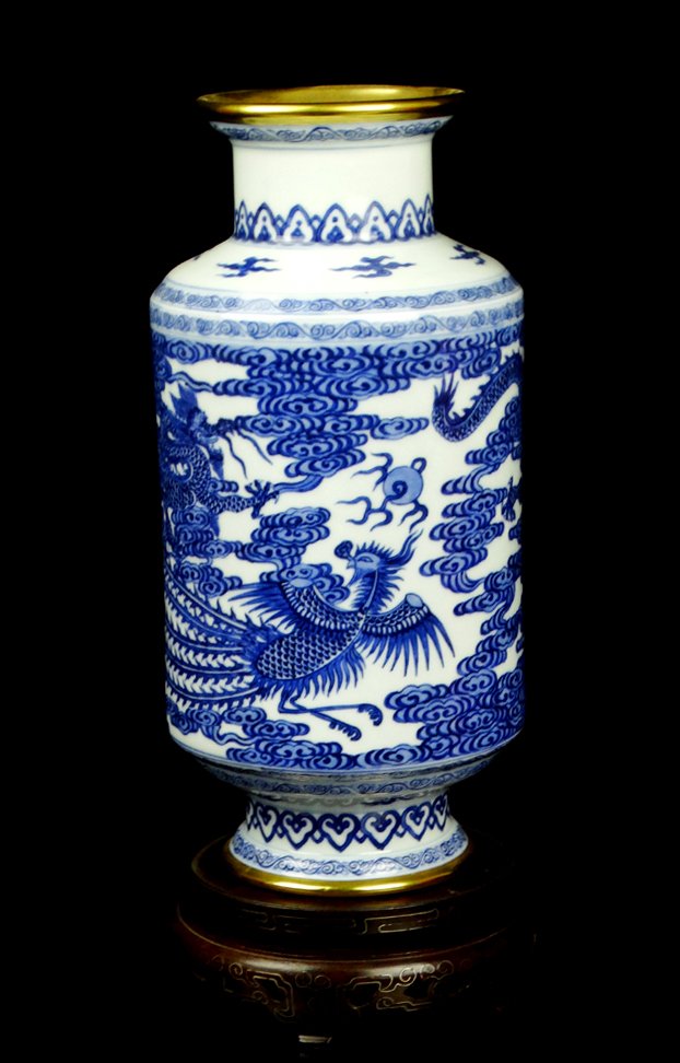 A Fine Chinese Qing Gilt Blue and White Porcelain Vase: 清雍正鎏金青花 A Fine Chinese Qing Gilt Blue and White Dragon and Phoenix Porcelain Vase with a Mark of Yongzheng, Size: H*D 28*13cm.