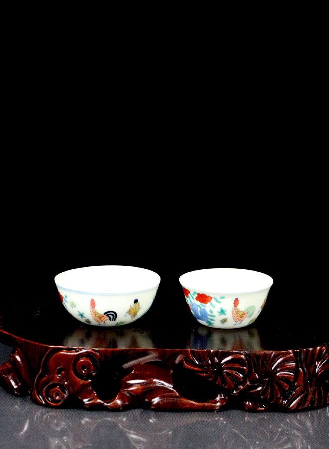 2 Top Grade Chinese Ming B/W and Dou Cai Porcelain Cups: 2 Top Grade Chinese Ming Blue White and Dou Cai Porcelain Cups with Chenghua Mark, Auction Classification and Museum Quality Guarantee, Size: H*D 3*8cm and 3*7cm.