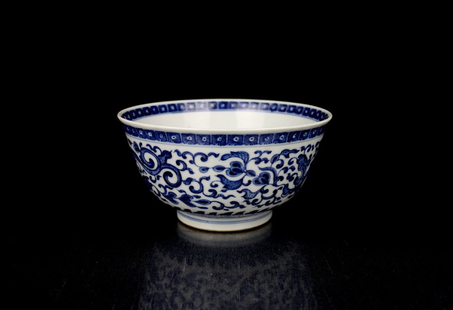 A Fine Chinese Qing Blue and White Porcelain Bowl: A Fine Chinese Qing Kangxi Period Blue and White Porcelain Bowl, Size: H*D 9.5*18cm.
