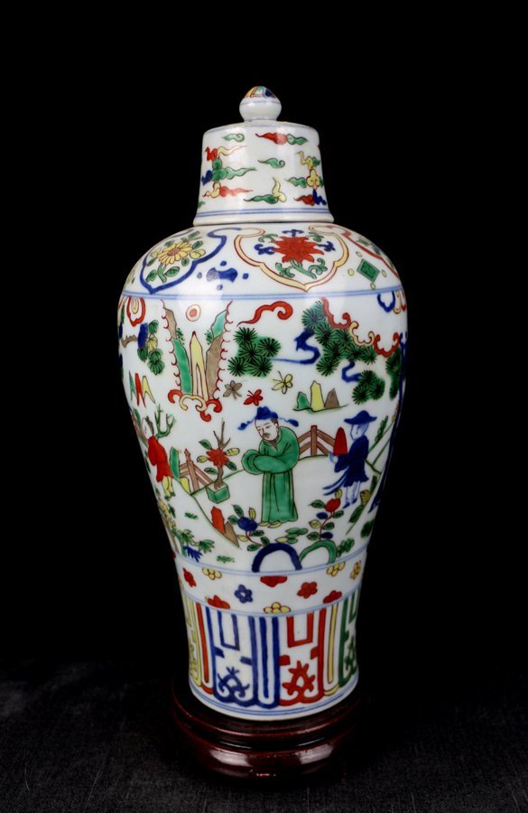 An Antiue Chinese Ming B/W and Dou Cai Porcelain Vase: A Fine Antique Chinese Ming Blue White and Dou Cai Porcelain Cover Vase with a Mark of Wanli, Size: H*D 34*17cm.
