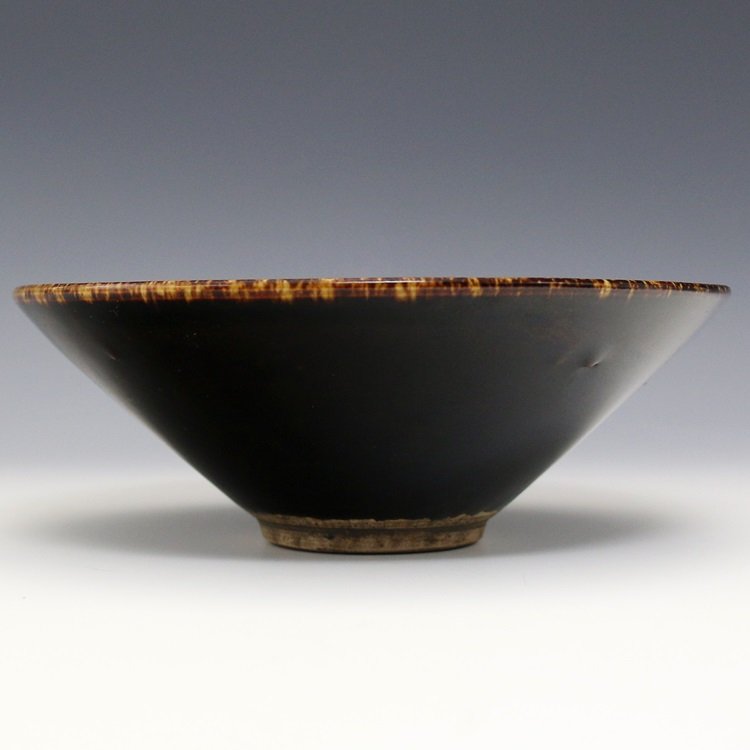 A Chinese Tang Ji Zhou Kiln Porcelain Dou Li Bowl: A Chinese Tang Ji Zhou Kiln Porcelain Dou Li Bowl, Size: H*D 5*14 cm.