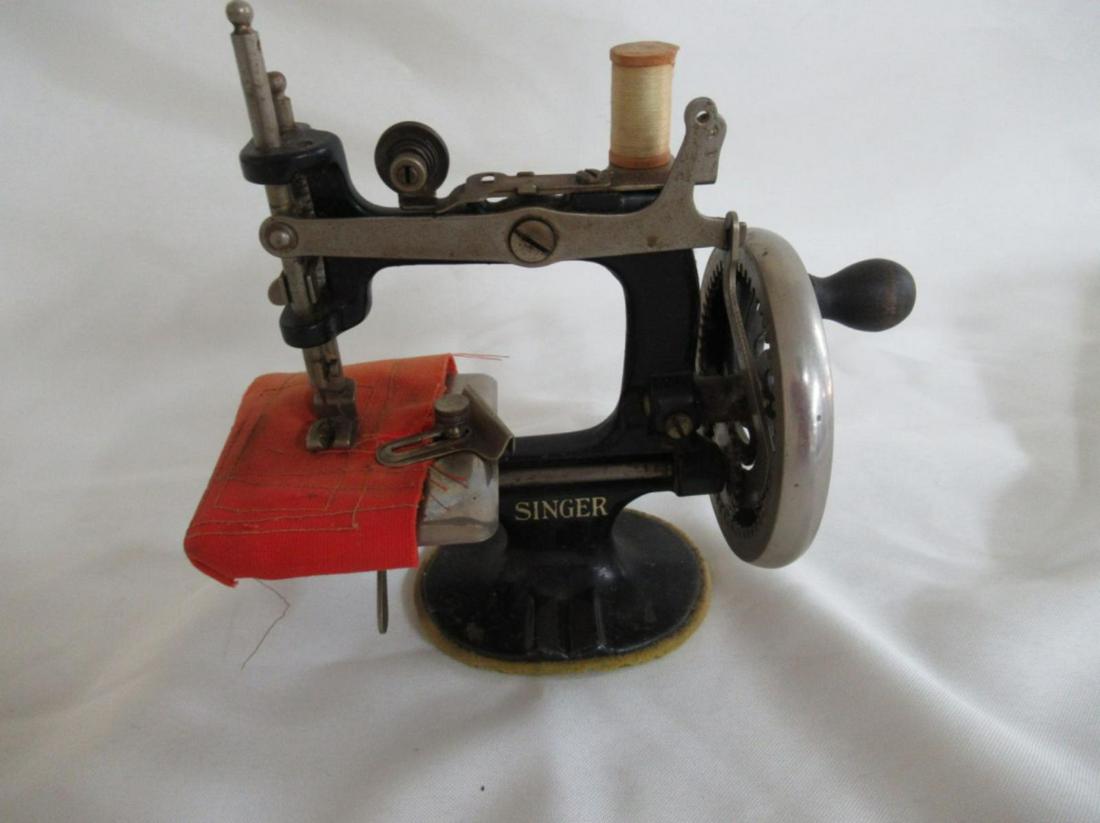 Cast Iron SINGER Sewing Machine Salesman Sample Jan 12, 2020
