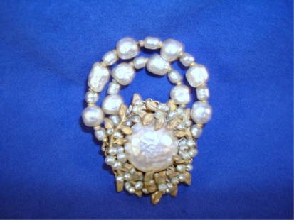 Mariam Haskell Vintage Broach Pearl Basket Design: Mariam Haskell Vintage Broach in Pearl Basket Design - great condition 2"